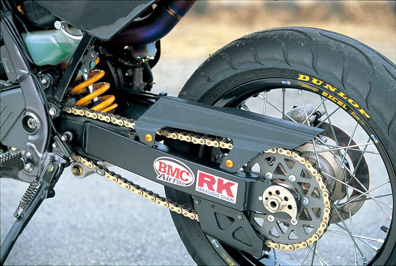 画像: スペックRの車体では、スイングアームに西村コーティングによるダイヤモンドコート塗装が施されている。アファム製の前後スプロケットでチェーンラインを左側に4mmオフセットし、同メーカーのスーパーモトホイール(4.25×17)のセンターを右側に5mmずらしよりもワイドな150/60ZR17サイズのタイヤを装着。