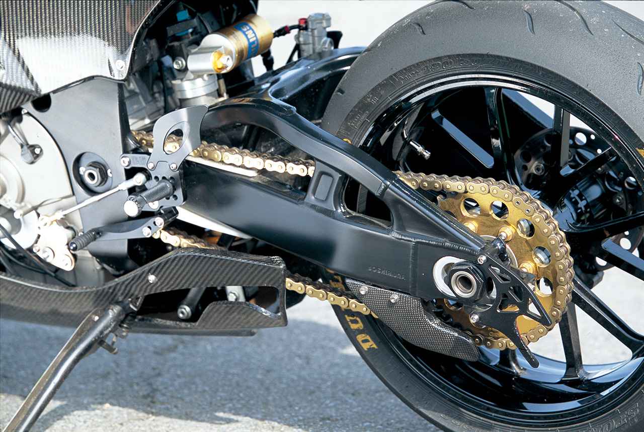 画像: YOSHIMURAの刻印が記されたスイングアームは、耐久仕様のスペシャル仕様。前後ホイールにはBBSのマグネシウム鍛造が採用される。左右のステップは、レースキットとして販売されていたアルミ削り出し品が使われた。