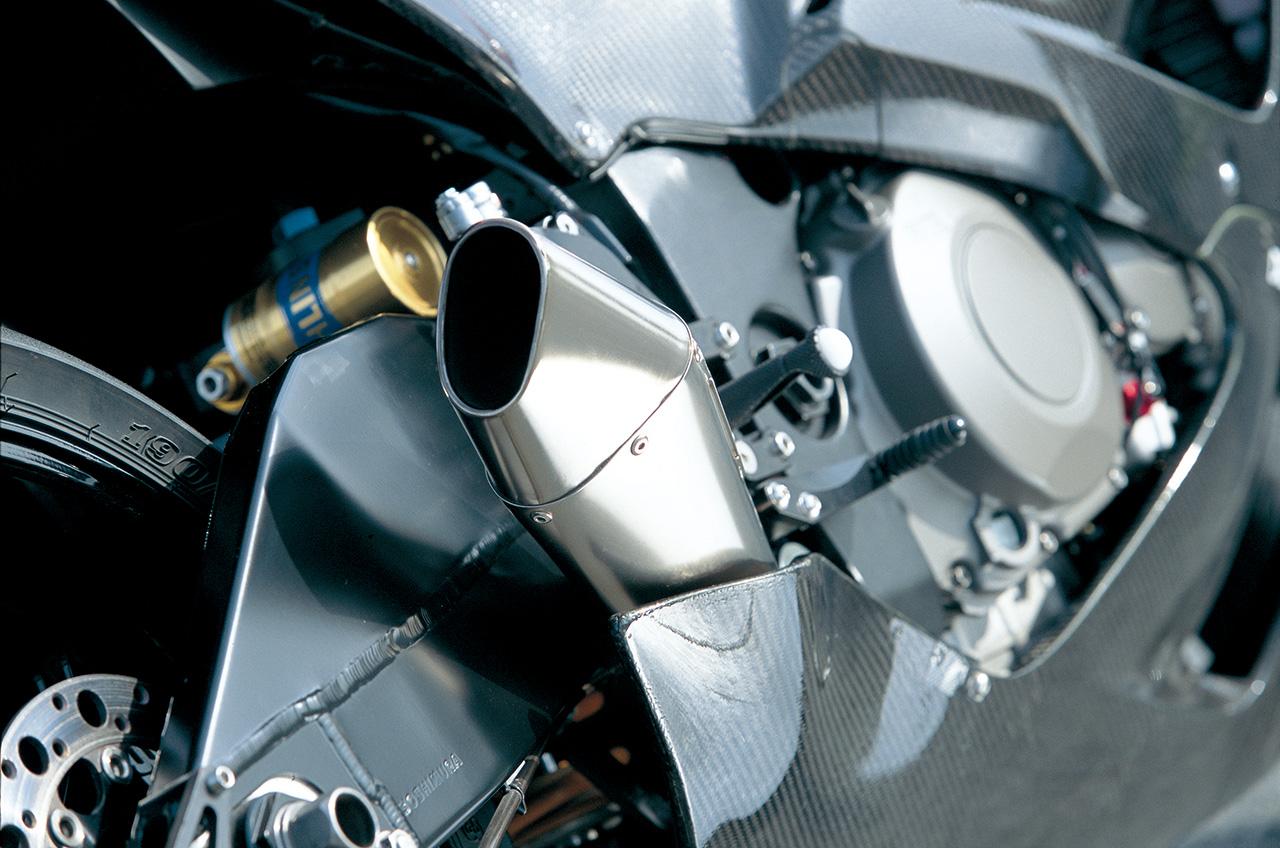 画像: ショートタイプのサイレンサーは、全日本用レーサーが装着するものとよく似た外観だが、公道走行に合わせて騒音規制をクリア。そのエキゾーストノートは独特なものとなっていた。