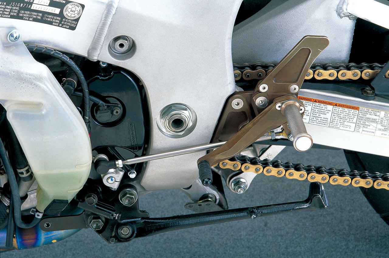 画像: ステップはマグネシウム製で、ポジションを4種から選べるようになっていた。表面は、プロトタイプではツヤありとなっていたが、量産型ではツヤ消しとなったそう。