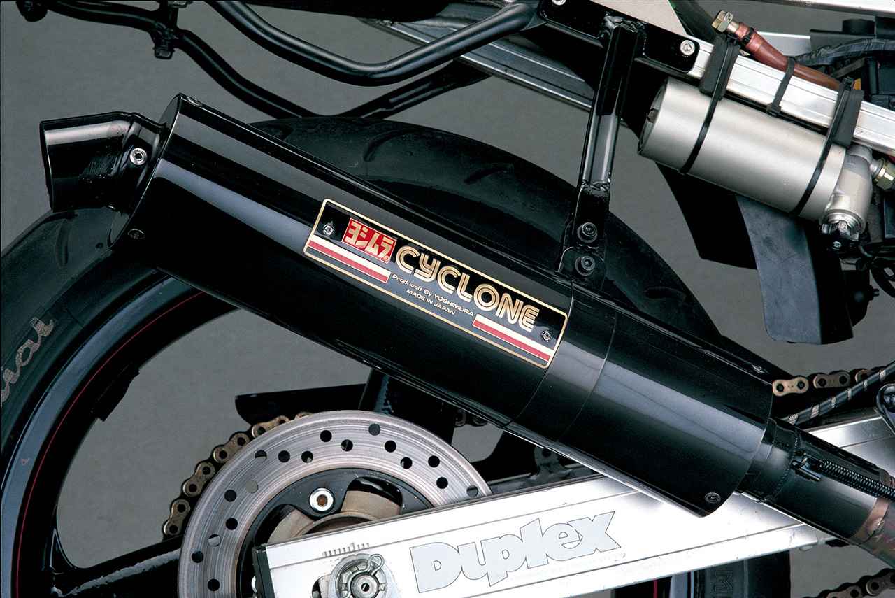画像: 排気系は受注生産のフルチタンのヨシムラ・サイクロンを採用。4本のエキパイにはサブチャンバーのデュプレックス（Duplex：2重の、2倍の、という意味を持つ形容詞）が備え付けられていた。ちなみに、ヨシムラ製マフラーが材質をオールステンレスとしたのは1990年、チタンやカーボンなどを量産市販品に使うようになったのは1992年から。このボンネビルが登場した1980年代後半には、チタンはレーサーなどごく限られたマシンにしか使われていなかった。