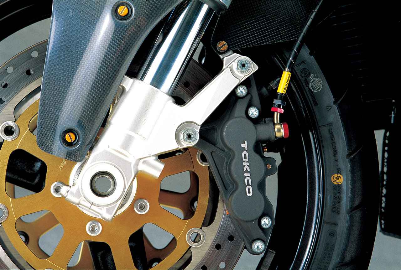 画像: ホースをヨシムラ・スピードフローに、フロントのみパッドを特製品に換装していること以外は、前後ブレーキからホイールまでは純正品。ただし、Φ43mm倒立式フォークは、オイルロックピースを交換し、ピストンバルブシムの設定や油面位置を変更するほか、プリロードを5→7ライン目、伸び／圧減衰力を3 /9 →8 /8（ともに最強からの戻しクリック数）と、セッティングを改めた。