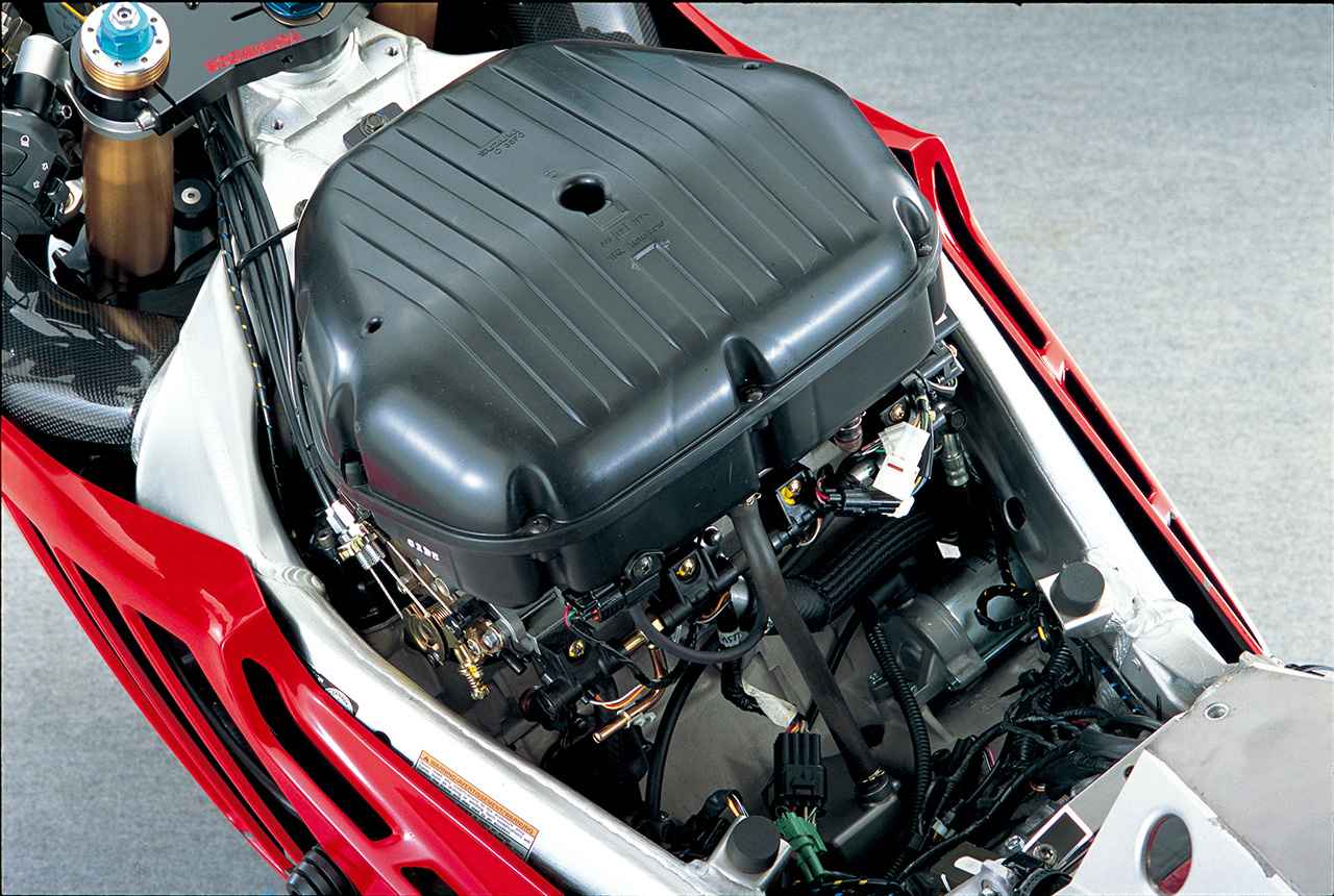 画像: 吸気系は純正のままとされるが、その下のシリンダーヘッドには、面研を施すとともに専用ガスケットを装着して圧縮比を12.0→13.2：1に高める、カムをST-1に換装、バルブコッターをステンレス削り出しとして、強化バルブスプリングを組み込むなどの改造が施される。