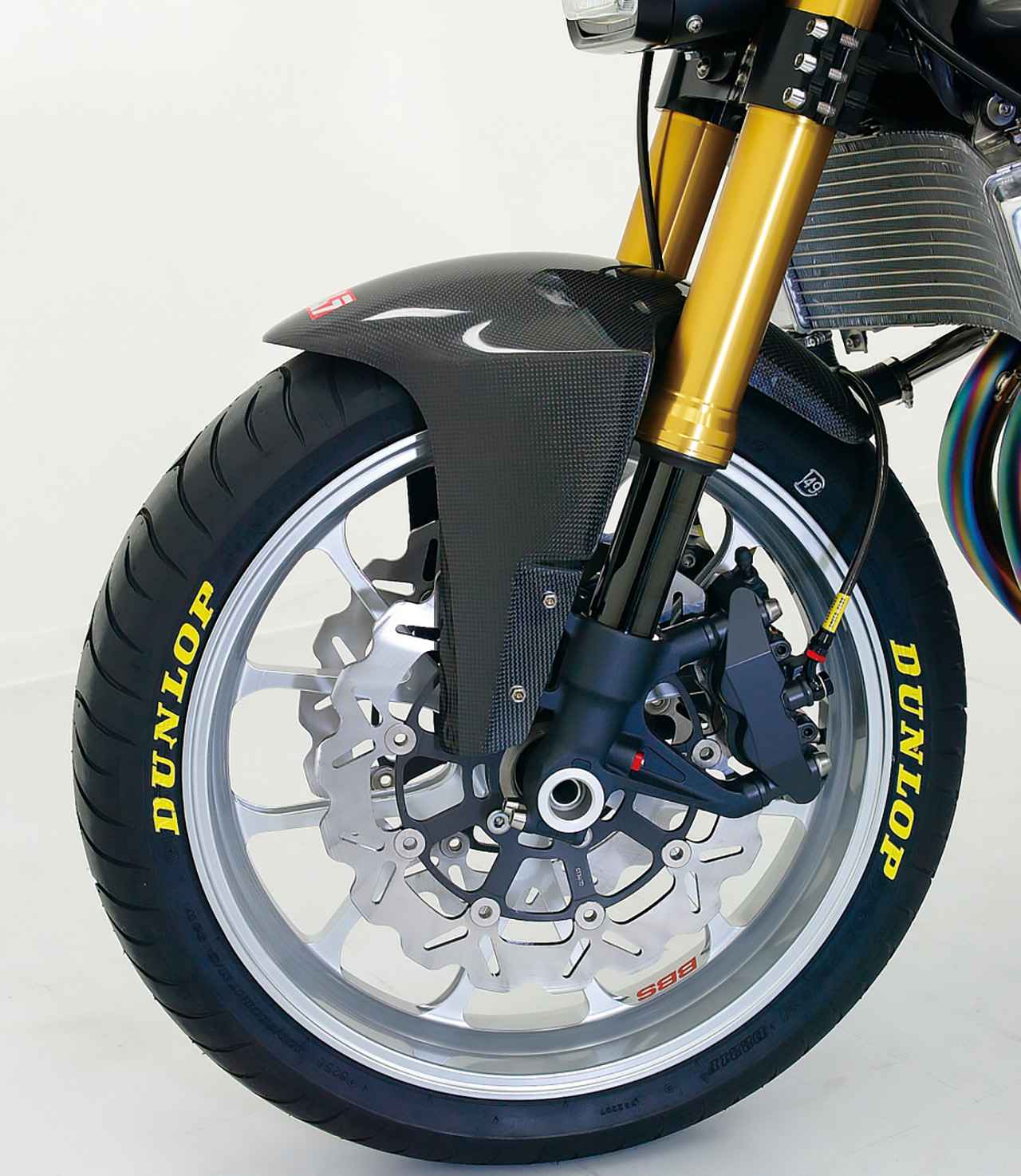 画像: フロントフォークには、インナーチューブにDLCコートが施されたGSX-R1000用をチョイス。ブレーキローターは前後ともブレーキング製のペータルディスクを採用している。BBSの鍛造マグホイールは、F1用のホイールと同じ塗料を使用した特別品だ。