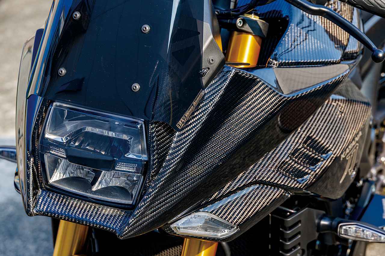 画像1: 往年のカタナを彷彿とさせるヨシムラウインドアーマー(3万4100円)。カーボンのアッパーカウル、フューエルタンクカウルは開発中。同じく開発中のハンドルKITを装着できるよう、タンクカバー前面のえぐり部分は独自形状に変更されている。