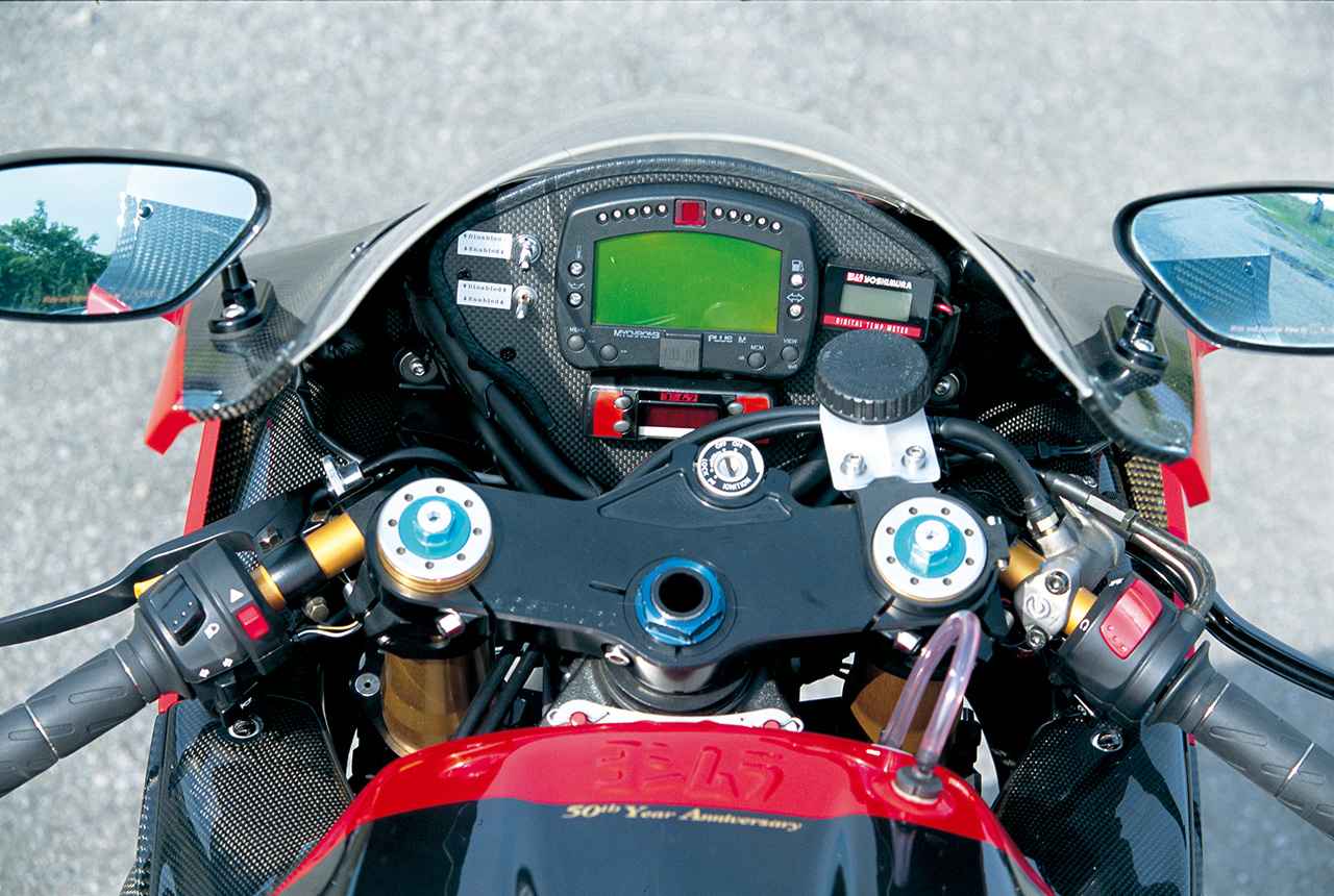 画像: 最高速やエンジン回転数を呼び出せるデータロガー機能を備えたデジタルメーター。アルミ削り出しのステムキットは、軸受け部のカラーを差し替えることでオフセットを変更できる。また、純正キーシリンダーのハンドルロックにも対応していた。