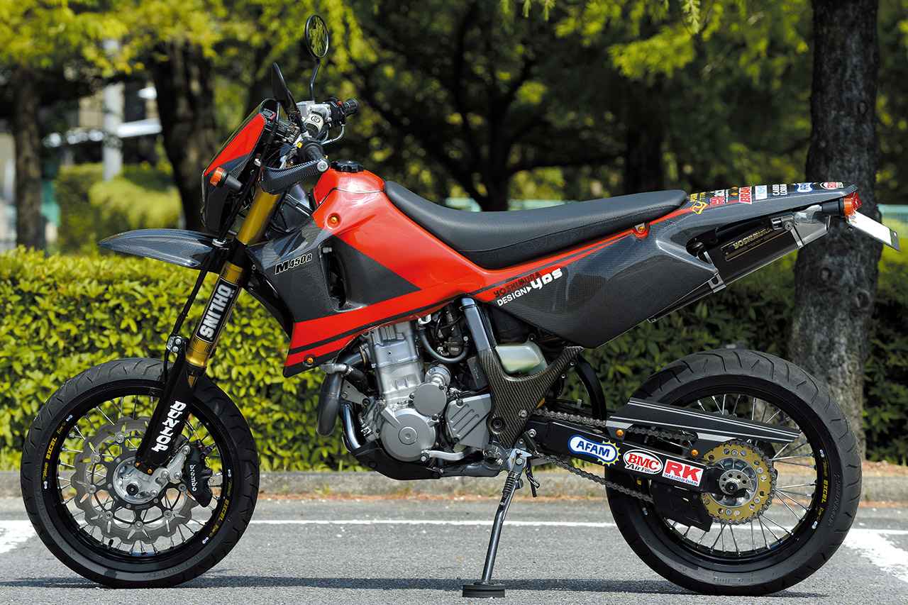 画像: このプロトタイプは2002年モデルをベースとしていたが、市販モデルは2003年モデルをベースに、ヨシムラが各部にモディファイを施したものとなっていた。なお、DR-Zには、競技専用で保安部品がない「400E」と、その公道仕様にあたる「400S」が存在したが、ベース車は後者の「400S」が用意られた。ちなみに、当時のDR-Z400Sの新車販売価格は64万8000円だった。