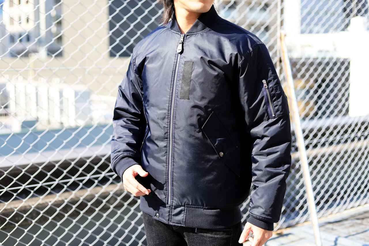 画像4: ▲モデルの身長・体重:174cm・60kg 「電熱MA-1」のネイビー・Mサイズを着用