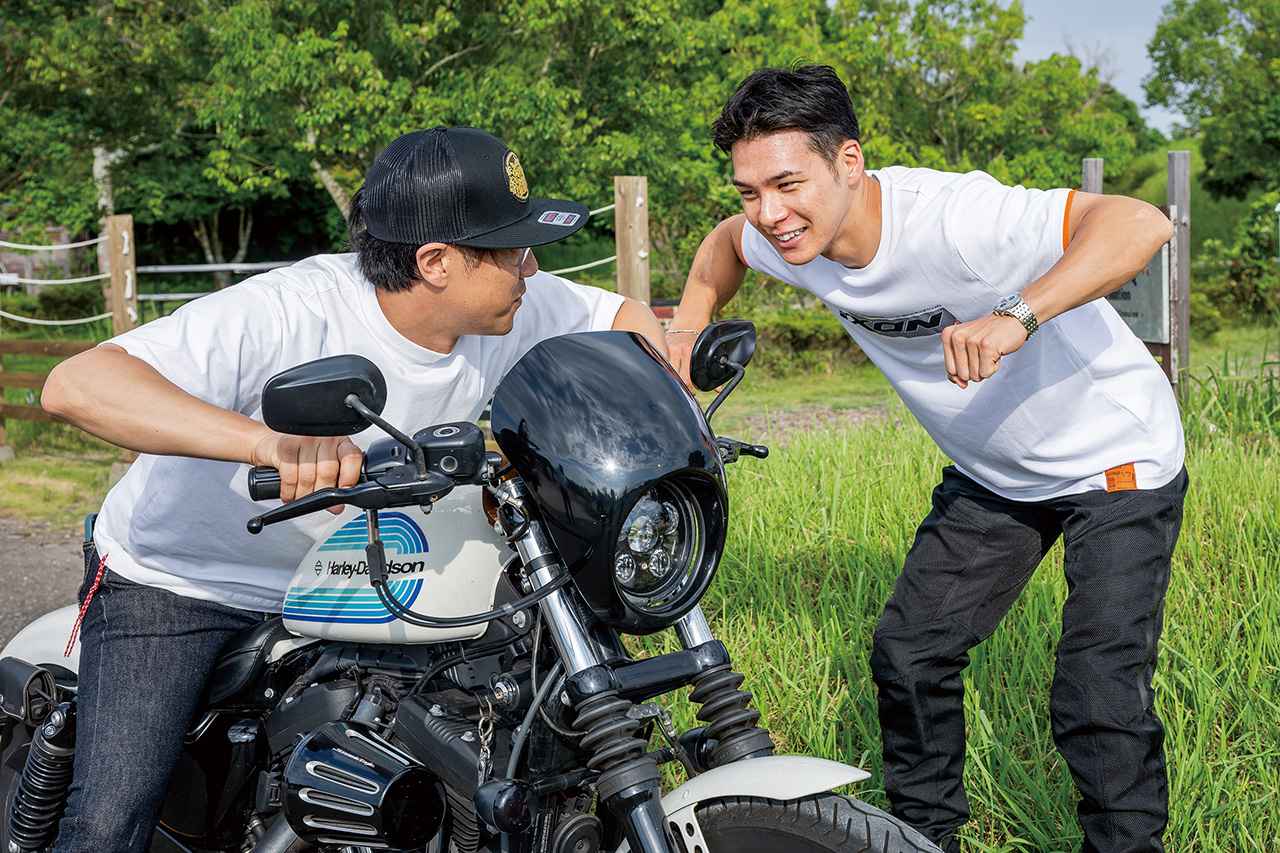 画像: 中上さん直々にMotoGPでのスタートポジションの前傾姿勢をレクチャーしてもらう図。想像を超える伏せっぷり＆肘の開き具合に驚くと共に、擬似レーサー気分が盛り上がり、僕の口から思わず出てきた言葉は「まかせろや～！」。…何を？