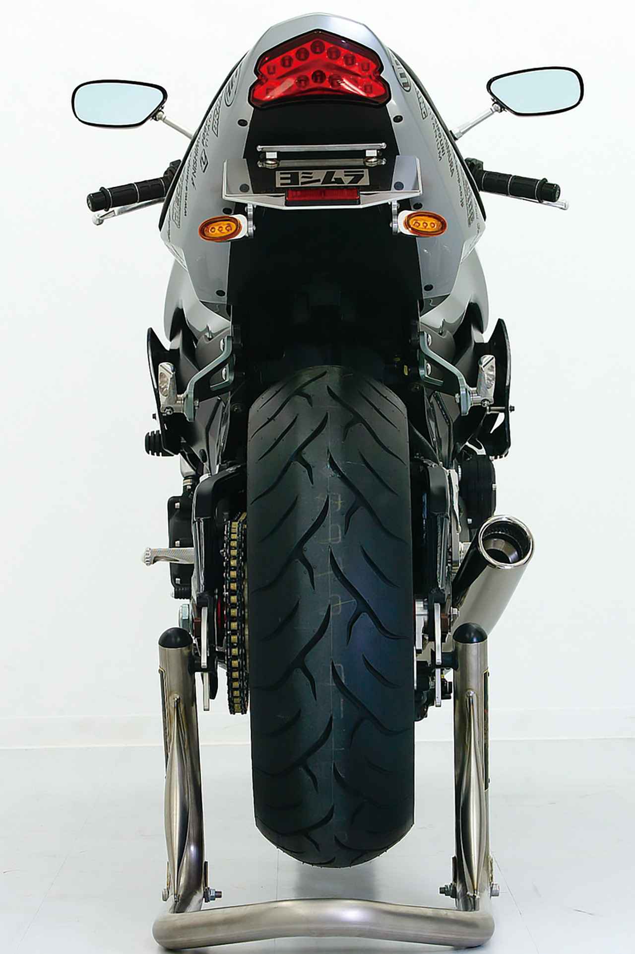 画像2: ラムエアダクトの張り出し方やメーターバイザーの形状を正面から見ると、このマシンのコンセプトである「F1イメージ」が象徴されていることがわかる。ミラーはマジカルレーシング製のカーボンミラーを採用。テールカウルはGSX-R600そのもので、リアウインカーの位置がテールカウルからはみ出さないよう工夫するなど、随所にこだわりが感じられる。