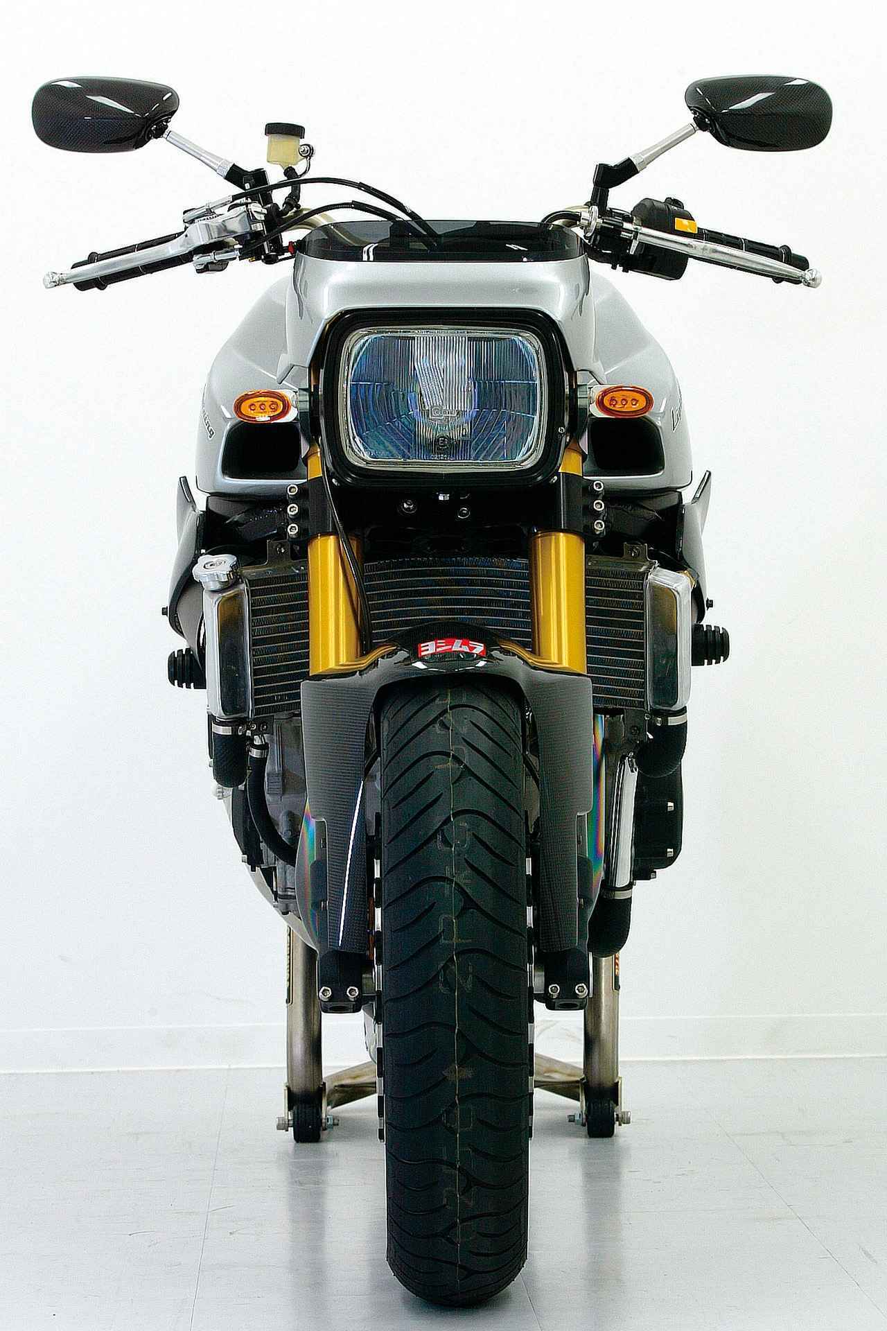 画像1: ラムエアダクトの張り出し方やメーターバイザーの形状を正面から見ると、このマシンのコンセプトである「F1イメージ」が象徴されていることがわかる。ミラーはマジカルレーシング製のカーボンミラーを採用。テールカウルはGSX-R600そのもので、リアウインカーの位置がテールカウルからはみ出さないよう工夫するなど、随所にこだわりが感じられる。