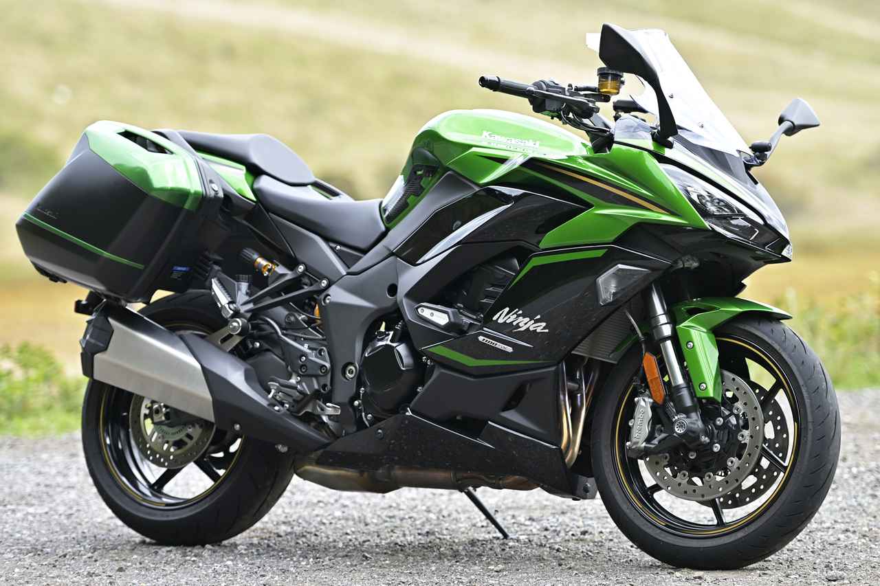 画像: Kawasaki Ninja 1100SX SE 2025年モデル 総排気量:1098cc エンジン形式:水冷4ストロークDOHC4バルブ並列4気筒 シート高:820mm 車両重量:235kg 発売日:2025年3月29日(土) 税込価格:198万円 ※撮影車両はパニアケースキット、フレームスライダー、タンクパッド、大型ウインドシールドなど、アクセサリーパーツを装着しています。