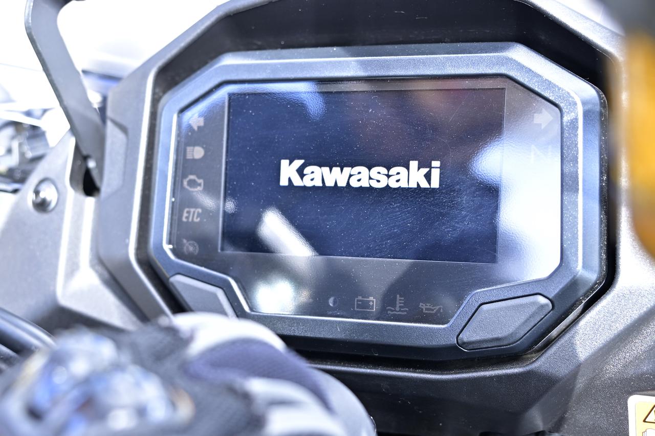 画像: 2.メーターのアニメーション。「Kawasaki」のアニメーションがオン/オフ時に表示されます。