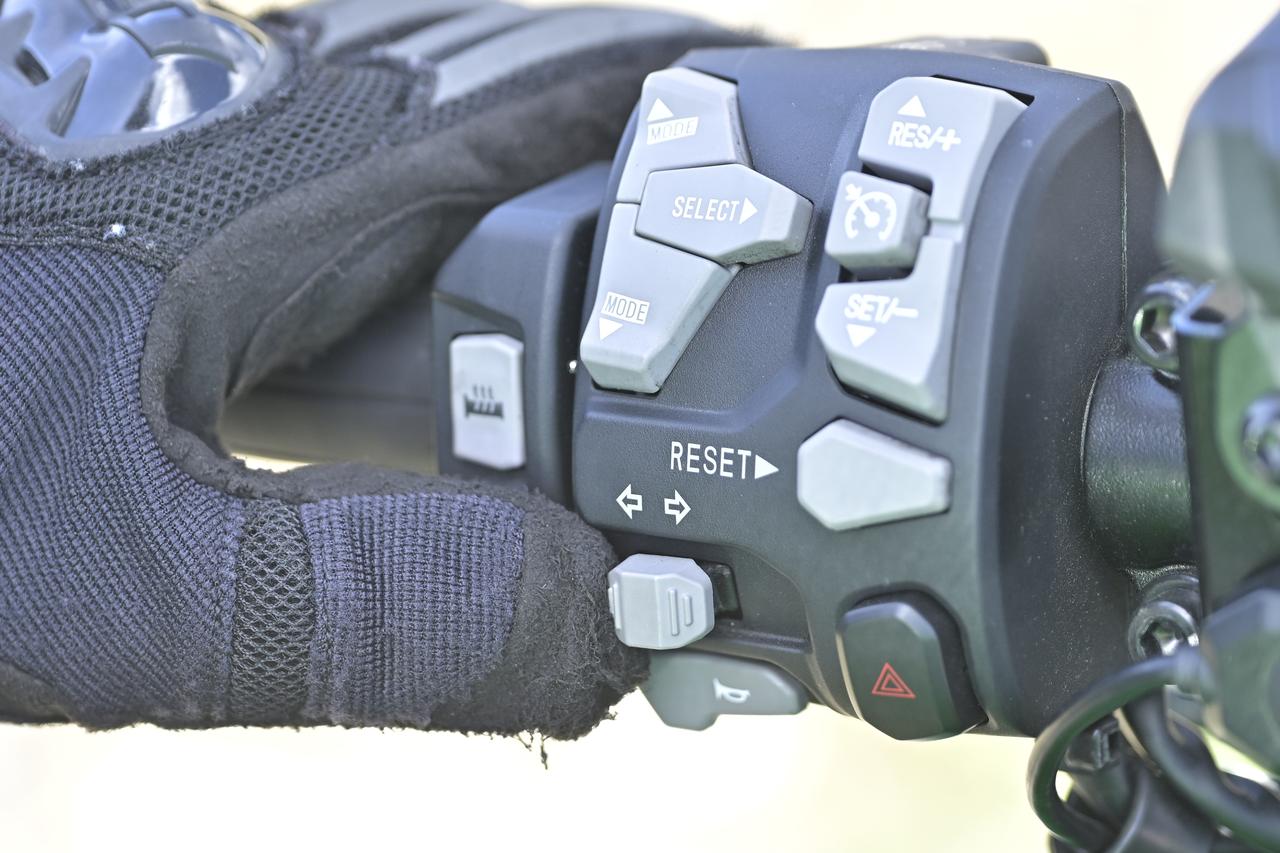 画像: ▲「これは押しまくりたくなりますね!」というNinja 1100SX SEのスイッチボックス。複雑そうに見えるものの、勝手が分かれば感覚的に使いやすい仕様になっています。