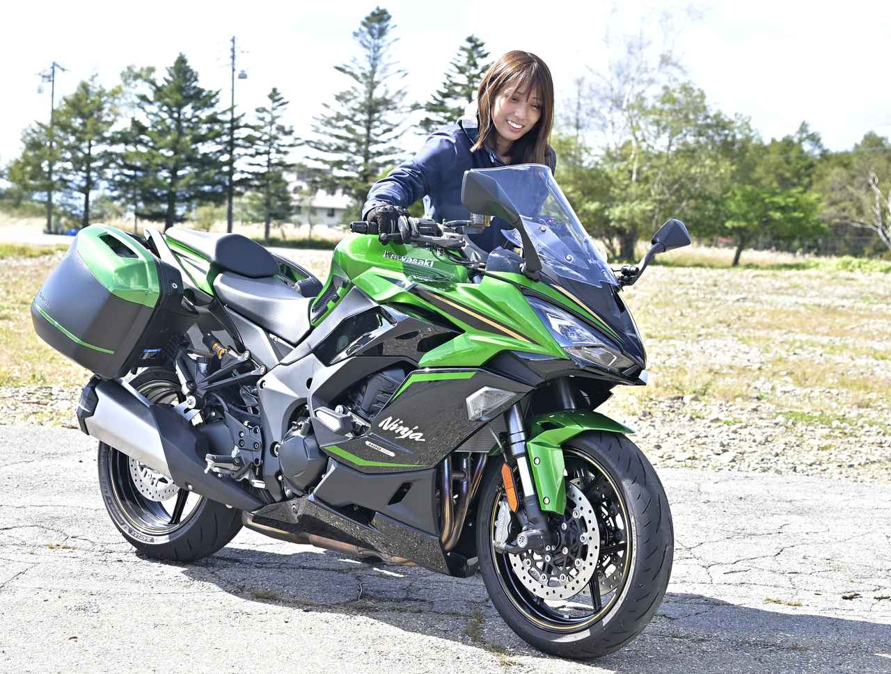 画像: ▲「そりゃ400cc以下と比べれば重いですよ」と言いながらも、愛車で培ってきた取りまわし技術で、スイスイ動かしていました。この写真は、エンジンをかけていませんが、始動させてクラッチレバーを巧みに使いながらゆっくり前進・旋回させる技術は圧巻でした。