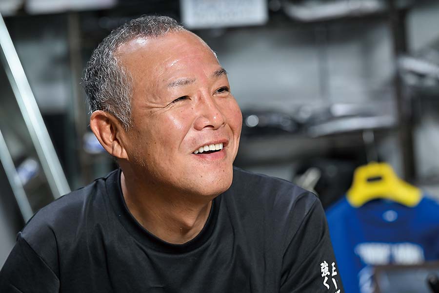 画像: ▲テクニカルガレージRUNの杉本さんは大鶴さんの作業をプロの目で見て、今のストリートで乗れる油冷の要素を満たすと判断。ふたりはバイク仲間でもあり、プロショップとそのユーザーの正しい関係でもある。