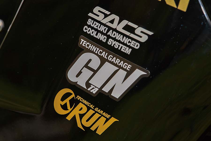 画像: ▲純正のSACSロゴと、アドバイス等で協力してもらったTG-RUNのステッカーの間にはそのRUNロゴを参考に製作した“テクニカルガレージ・GIT AN”ステッカーが貼られる。自らの作業の証だ。