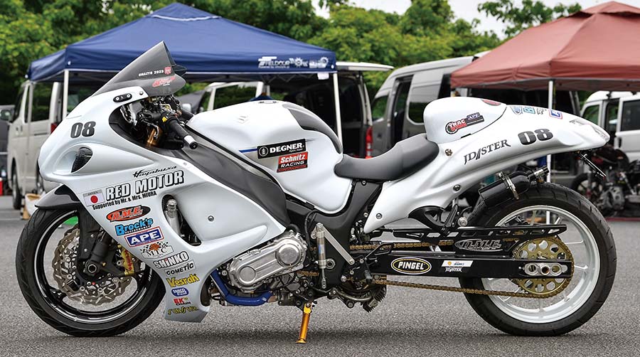 画像1: 今は新搭載のスーパーチャージャーをセッティング中だ