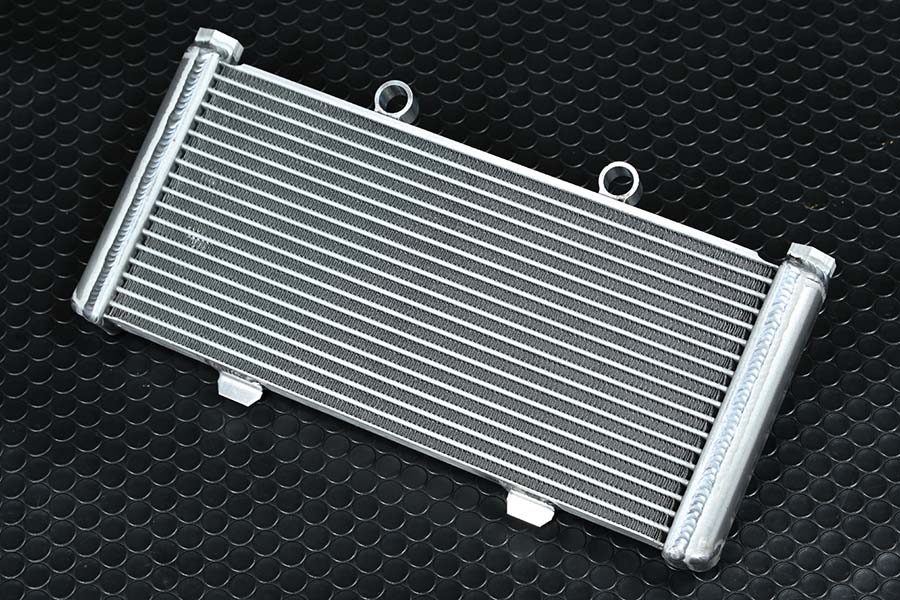 画像1: 初期型GSX-Rにボルトオンできる TG-RUN新作の大容量オイルクーラー