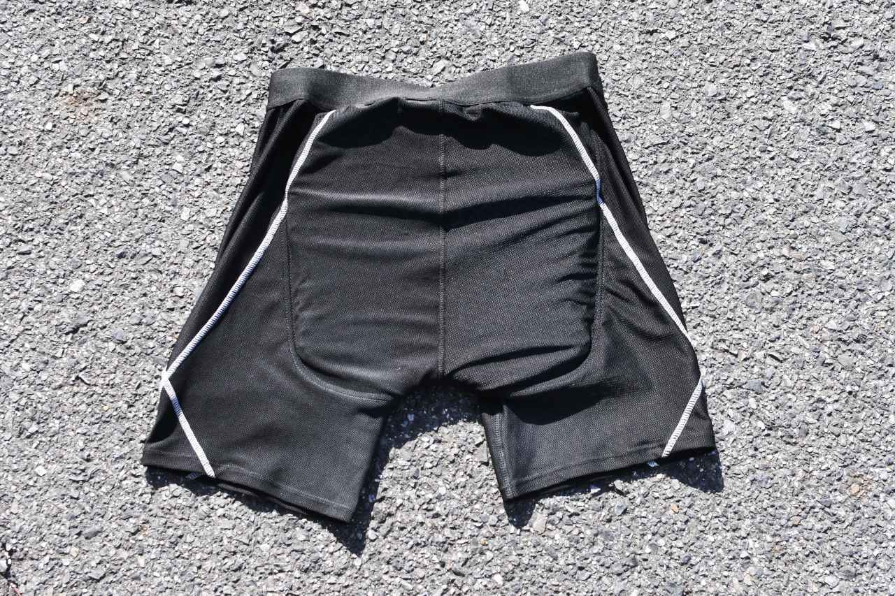 画像1: ゲルクッション内蔵パンツでバイクの見た目を変えずに尻痛対策をしてみる〈若林浩志のスーパー・カブカブ・ダイアリーズ Vol.349〉