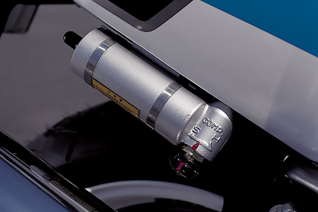 画像: リアショックは別体式ガス室を持つ。