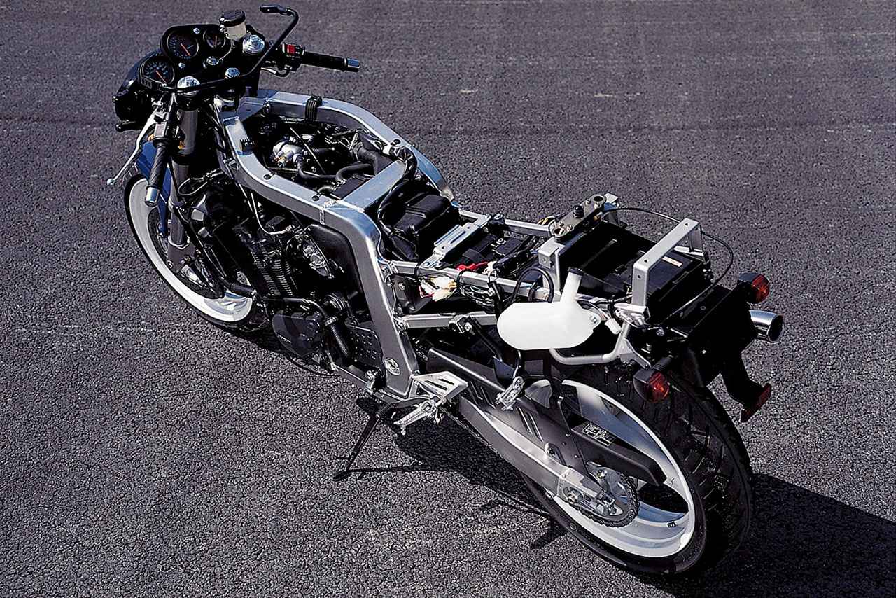 画像 : 4番目の画像 - 【写真16枚】スズキ「GSX-R400R（GK76A）」（1990年） - webオートバイ