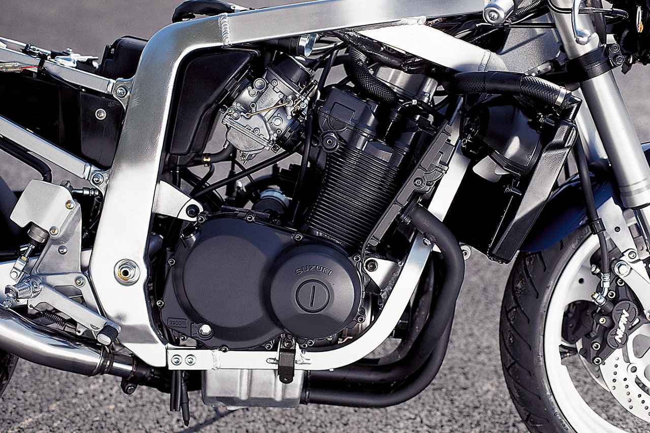 画像: バルブステム径をΦ4.5→Φ4.0mmとしてバルブスプリングテンションも弱め、トータルで慣性重量を20%軽減し吸気ポートの角度を22→39度(水平面から)に立てて吸入経路をストレート化する変更を実施。限界回転数を1300rpm高めた。