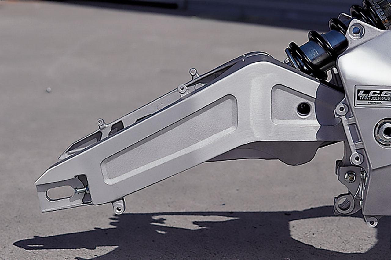 画像: スイングアームも新作で、鋳造の左右レールをボルトで結合。チェーン側にあるサブフレームも鋳造の別体構造で、3個の部材で構成される。