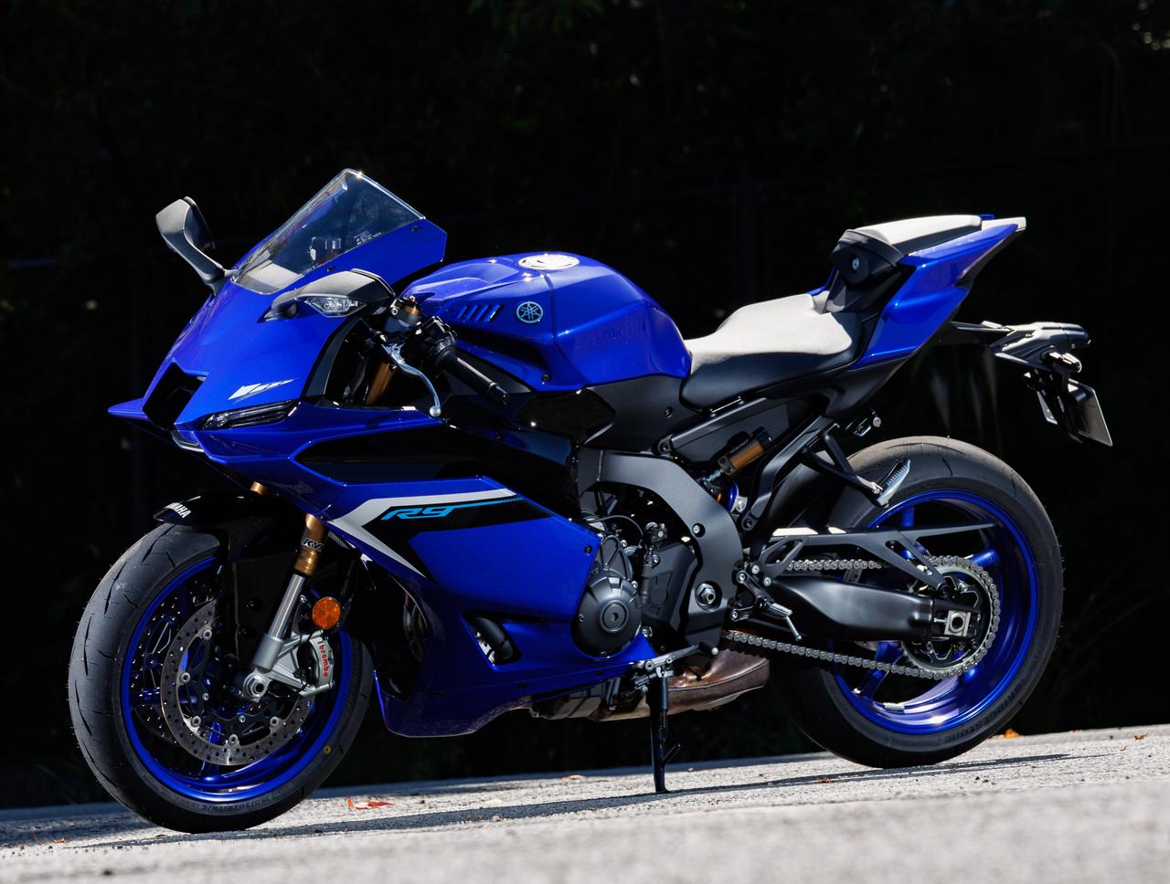 画像: YAMAHA YZF-R9 ABS 総排気量:890cc エンジン形式:水冷4ストDOHC4バルブ並列3気筒 シート高:830mm 車両重量:195kg 発売日:2025年10月30日(木) 税込価格:149万6000円