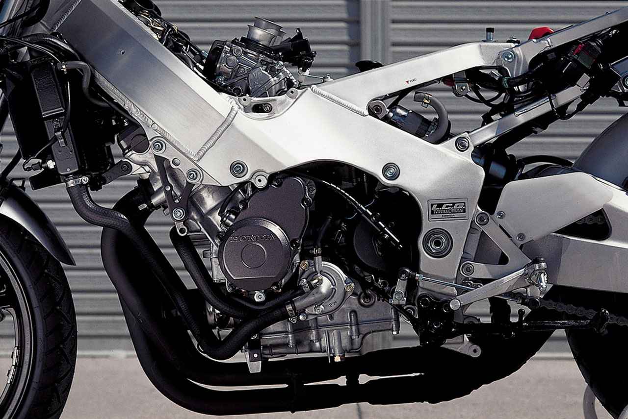 画像 : 9番目の画像 - 【写真15枚】ホンダ「CBR400RR（NC29）」（1990年） - webオートバイ
