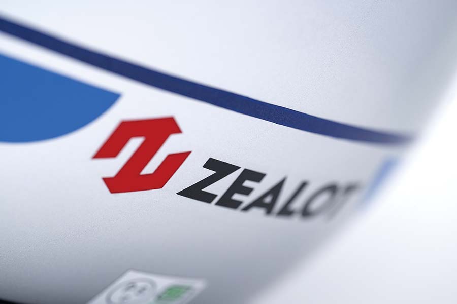 画像: ▲通常版のBRADE RUNNERの額にはZEALOTブランドを示す“Z”ロゴが入るが、ARC BLUEでは「敢えて外してスッキリとした外観にしました」と谷口さん。そんな格好良さ第一、柔軟な思考もゴッドブリンクの社風だ。