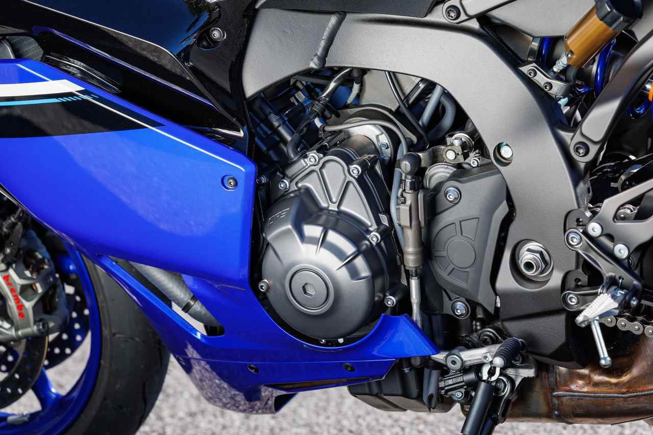 画像: フレームとエンジンはMT-09がプラットフォームだが、全て専用の味付けに。ステップは可変することが可能。アップ&ダウンに対応するクイックシフターは、市街地から峠で有効に使うことが可能だ。