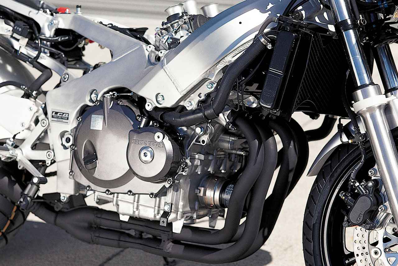 画像: エンジンはΦ55×42mmのボア×ストロークや11.3：1の圧縮比は不変だが、全面変更。シリンダーと上側クランクケースを一体化しクランクとミッション2軸の配置を改めて高さを40mm低くしている。