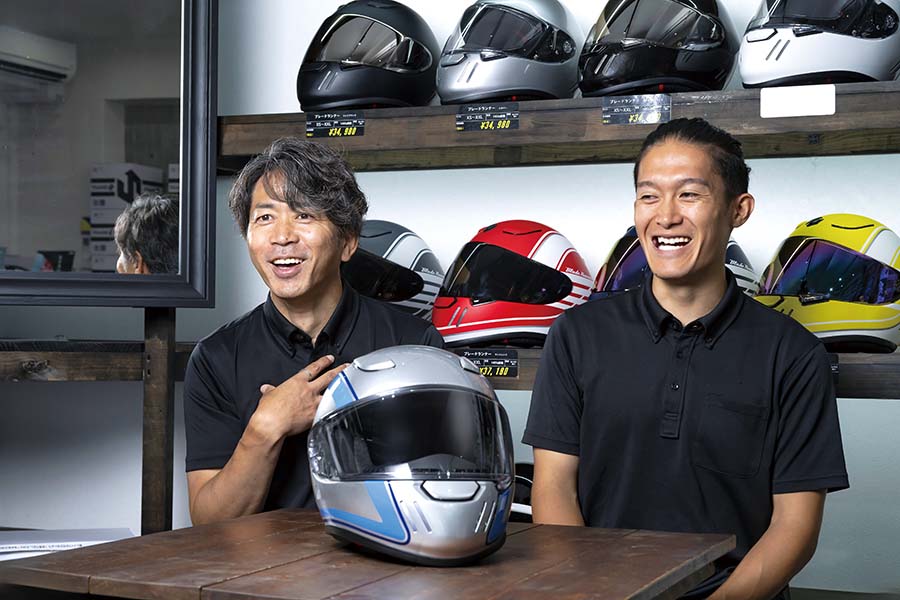 画像: ▲泉地代表（左）とデザインを担当した谷口さん（右）。バイクは新旧・ジャンル問わず大好き! という谷口さんだが、デザインは初めてのこと。「コンセプト作りもデザインも、僕はひと言も口を出しませんでした」と言う泉地さんだが、「先々を見据え社員の皆さんにはもっと製品を知り、愛してほしかった」と。その思いがARC BLUEというカタチになって結実したというわけだ。