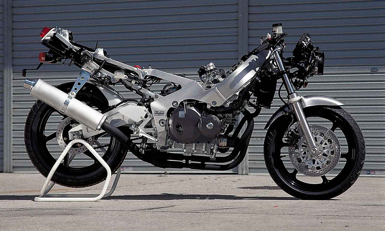 画像: フレームは先代から形状が大きく変わった新設計のLCGツインチューブフレームに。先代から形状が大きく変化。ヘッドパイプ下方とクランクケース前方を結ぶ長いステーは廃された。スイングアームピボットを備える鋳造プレートは内側を開放断面として剛性を調整。