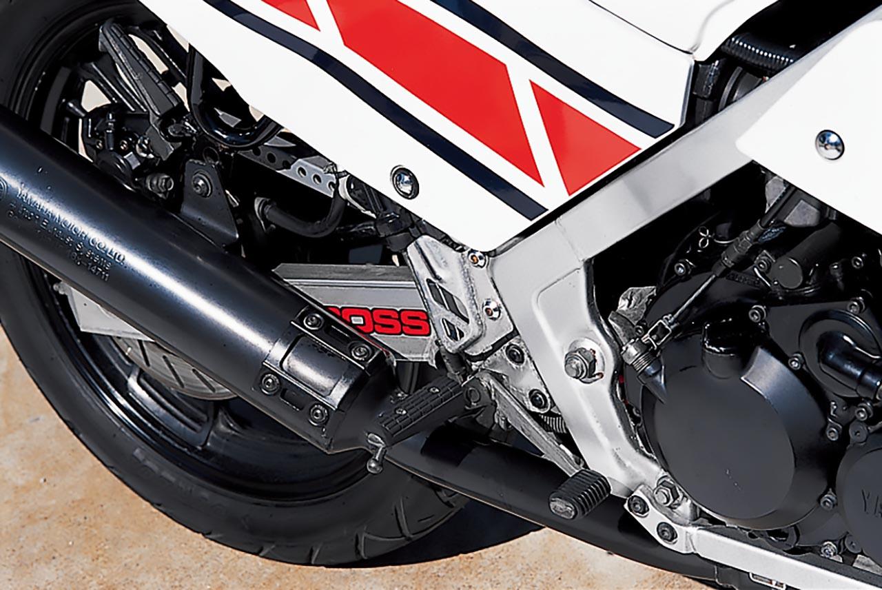 画像: 先端にバンクセンサーが付けられた左右ステップはチェンジペダル/ブレーキペダルがステップバーと同軸式で、これはレーサーのようなシフト感を得るため。小ぶりな作りだ。