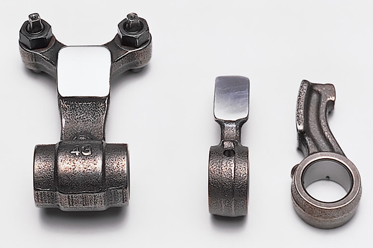 画像: ロッカーアームも構造が改められ、上左のGPX400Rは1本のロッカーアームで2本のバルブを動かすのに対し、ZX-4は1ロッカー1バルブに変化。ロッカーアームを小型化することで剛性を向上、重量を削減し、高回転域での作動の正確さを高めている。吸気バルブも新作パーツで、ステム径をΦ4mmと細くする一方、傘径をIN/EX:Φ22/Φ19mmと大きくしてフリクションロスと慣性重量を低減。優れた吸排気効率を得ている。