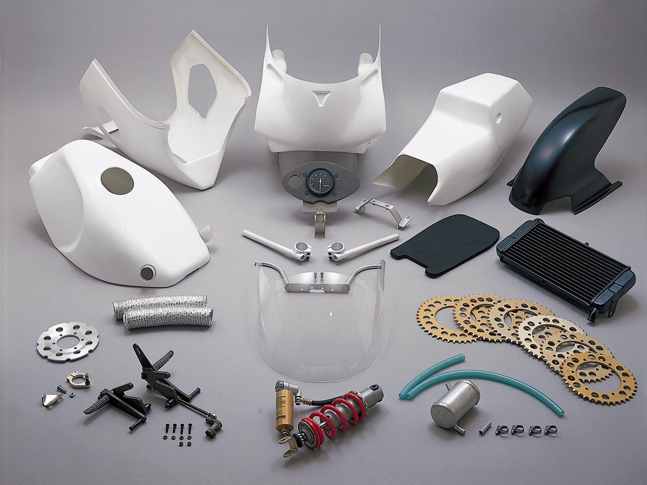 画像: RC SUGOオプショナルパーツ 上掲と同じくRC SUGOのオプショナルパーツで、レース用の軽量化部品を主体とした構成。外装やステップ、リヤショック、ハンドルなど約30点を用意し、個別にも買えた。