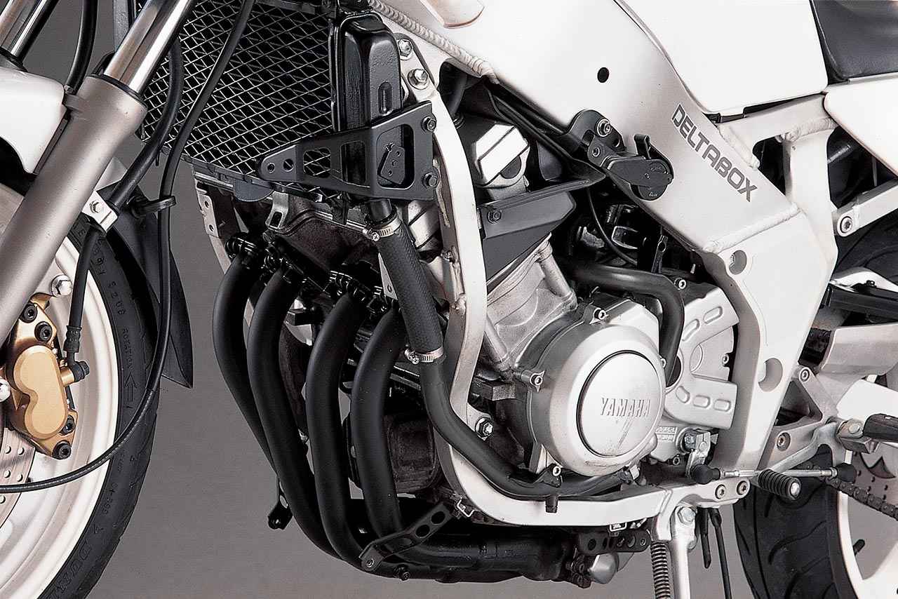 画像: 59PS/12000rpm、3.9kgf・m/9500rpmのエンジン性能は不変だが、5000rpmから9000rpmの全域で出力およびトルクを強化、扱いやすさを高めた。ダウンドラフトキャブはBDS32から新型のBDST32に換わり、セラミックタイプのピストンバルブによりレスポンスを向上。メインボアを楕円→真円とするとともに口径をΦ29.3→30.5mmに拡大。エアファンネルの形状を見直すなどで滑らかな混合気の流れを得た。