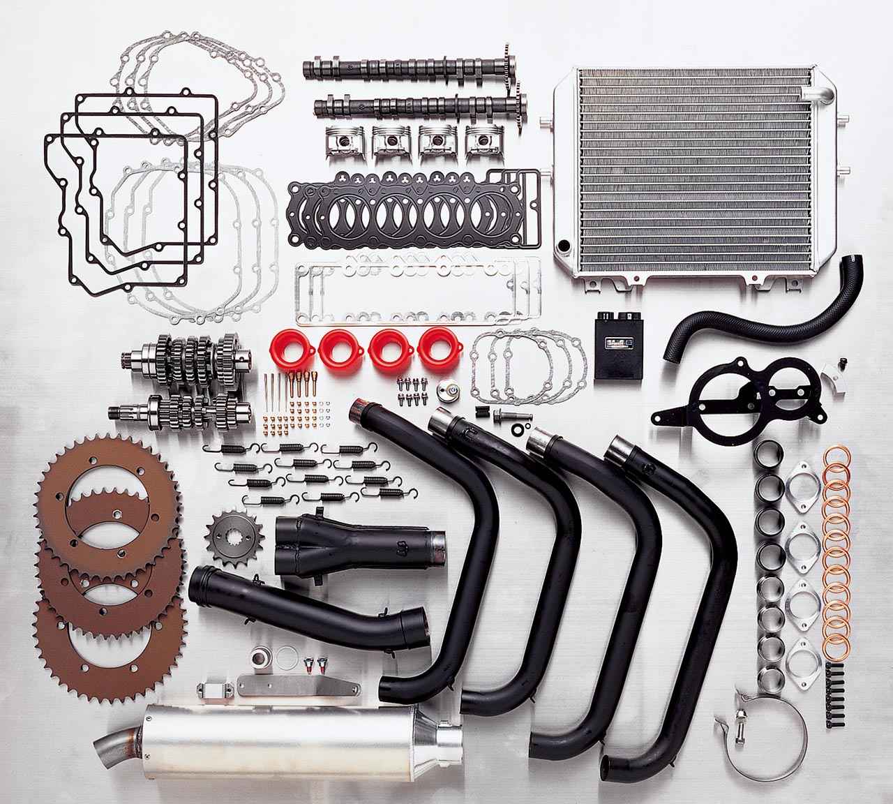 画像: キットパーツ/改造範囲の広いF3クラスを走るためのキットパーツで、吸排気カムやピストン、キャブレターのセッティングパーツ、エアファンネル、クロスミション、ドライブ/ドリブンスプロケット、アルミサイレンサーを装備するエキゾーストシステム、メーターステー、大型ラジエーターとホース、イグナイター、各種ガスケットなどで構成される。当時の価格は44万9000円(税抜き)。