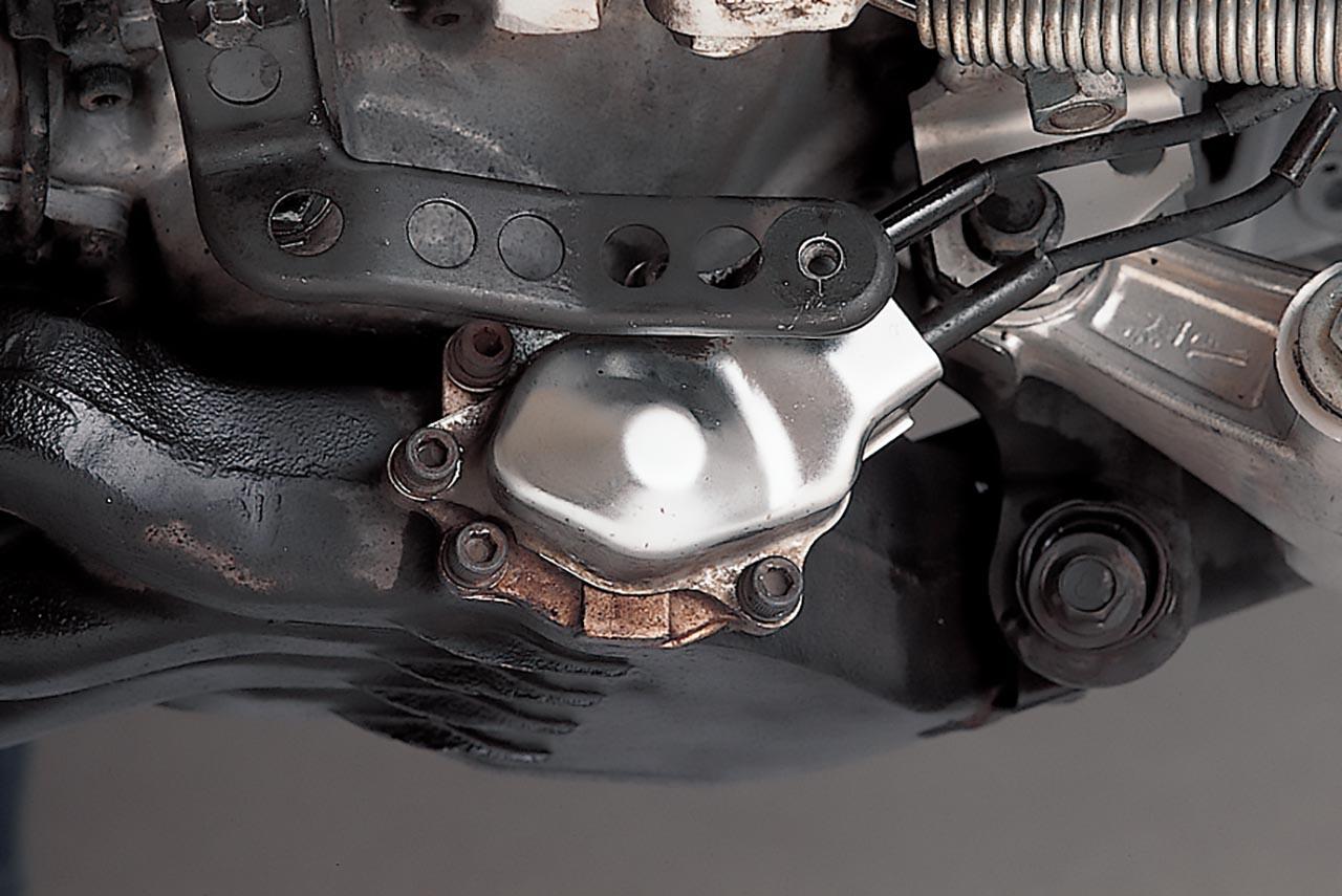 画像: YZF400のテクノロジーを受け継ぐもうひとつの機構が、排気デバイスのEXUP（エグザップ）だ。シート下に置かれたサーボモーターからワイヤを伸ばし、集合部に配した横長のバルブを作動。アイドリング時のほぼ全閉から高回転域の全開までバルブの傾きを変化させて開口面積を制御して全回転域で理想的な排気効率を得ることで優れたエンジン特性を獲得する。EXUPは1987年に89万円で発売された2500台の限定車、FZR400Rで市販車に初採用。この1988年型で一般量産車に初めて装備された。