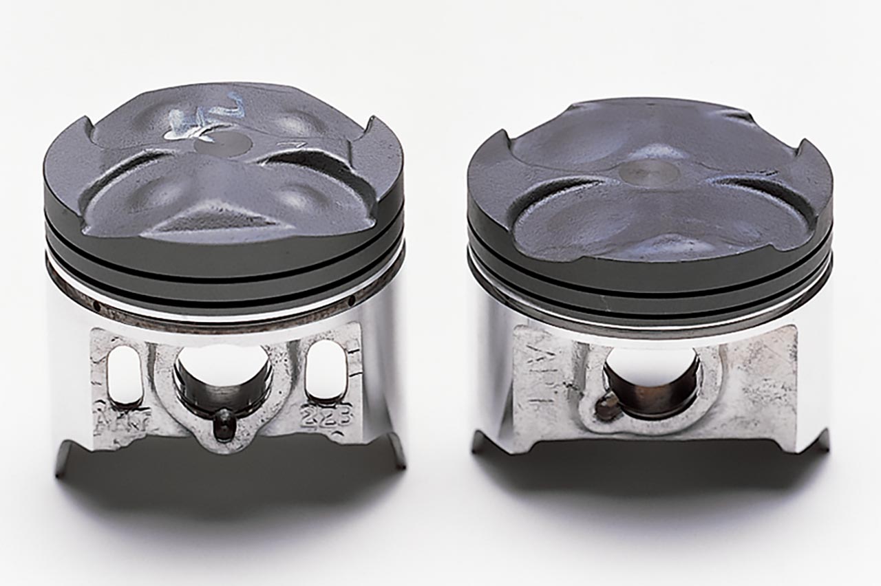 画像: 上の写真左が前作GPX400R、右がZX-4のピストンで、背を低くして全体を小さくするとともに、トップ/セカンドリングを0.8mm、オイルリングを1.5mmの軽量薄型としてメカニカルロスを低減する。