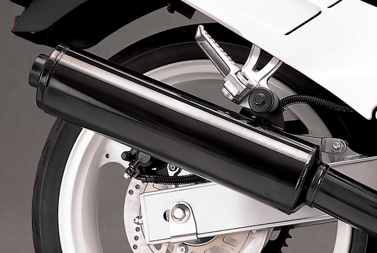 画像: サイレンサーは集合部から続く連結パイプと一体成型され、グラスウールを挟み込んだ3重構造として消音効果を高める。