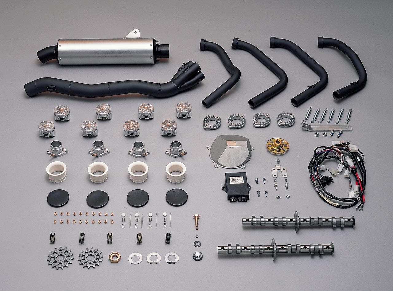 画像: レースキットパーツ 当時、ヤマハのレースキットパーツはRC SUGOが開発、販売を行っており、写真はF3用キット。4into1のエキゾーストシステムやカムシャフト、ピストン、キャブパーツ、ドライブスプロケット、イグナイター、ワイヤハーネスなど約40点のパーツで構成され、当時のセット価格29万5000円（税抜き）。改造範囲の狭いSP用キットは、スリップオンサイレンサー、ワイヤハーネス、ドリブンスプロケット、エアファンネルなどキャブレターパーツが並び、全15点セットで6万8000円（税抜き）。