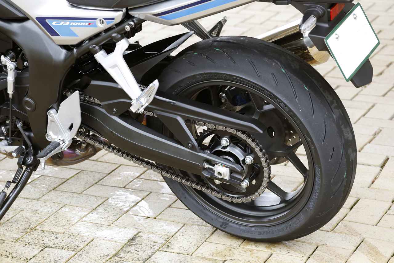 画像: ブレーキホースは膨張率を変更し扱いやすさを追求。サスペンションはCB1000ホーネット用をベースにソフトめのセッティングを施したもの。