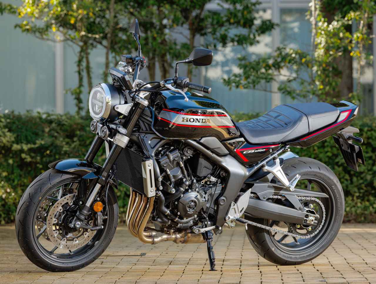 画像6: CB1000ホーネットの車体をベースとしながら、リアフレームは専用品を採用して「エフ」らしい伸びやかなシルエットを実現。往年の名車・CB750Fの特徴だった、タンクからテールカウルにかけてつながる「フローイングライン」を現代流に解釈。滑らかなサーフェスが美しいたたずまいを実現する。