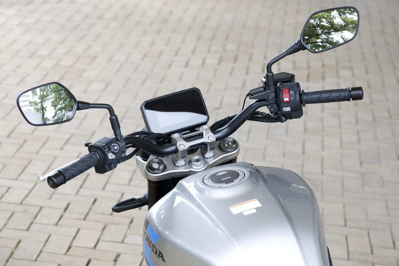 画像: 1980年代のスーパーバイクを彷彿させるバーハンドルはブラック仕上げのスポーティな仕様。ワイドな形状でコントロール性に優れる。