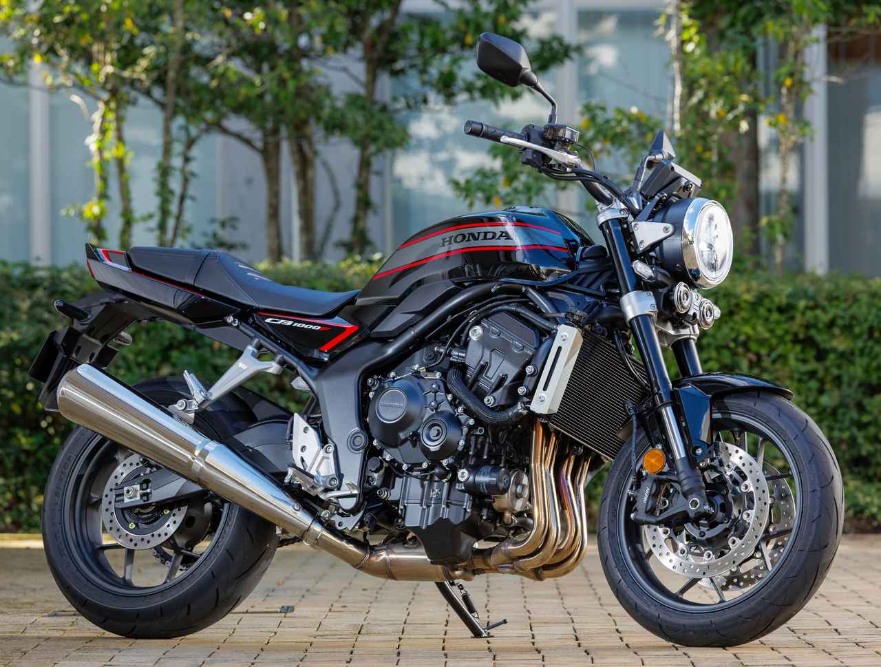 画像1: CB1000ホーネットの車体をベースとしながら、リアフレームは専用品を採用して「エフ」らしい伸びやかなシルエットを実現。往年の名車・CB750Fの特徴だった、タンクからテールカウルにかけてつながる「フローイングライン」を現代流に解釈。滑らかなサーフェスが美しいたたずまいを実現する。