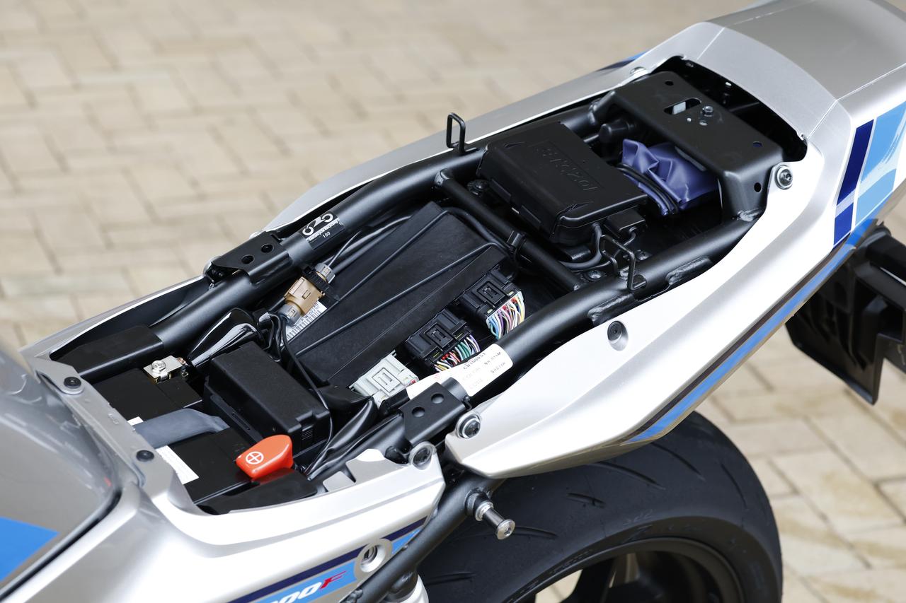 画像: ETC2.0車載器を標準装備し、ツーリング時の利便性も高い。シート下スペースにはあまり余裕はなく、車載工具と書類が入る程度。