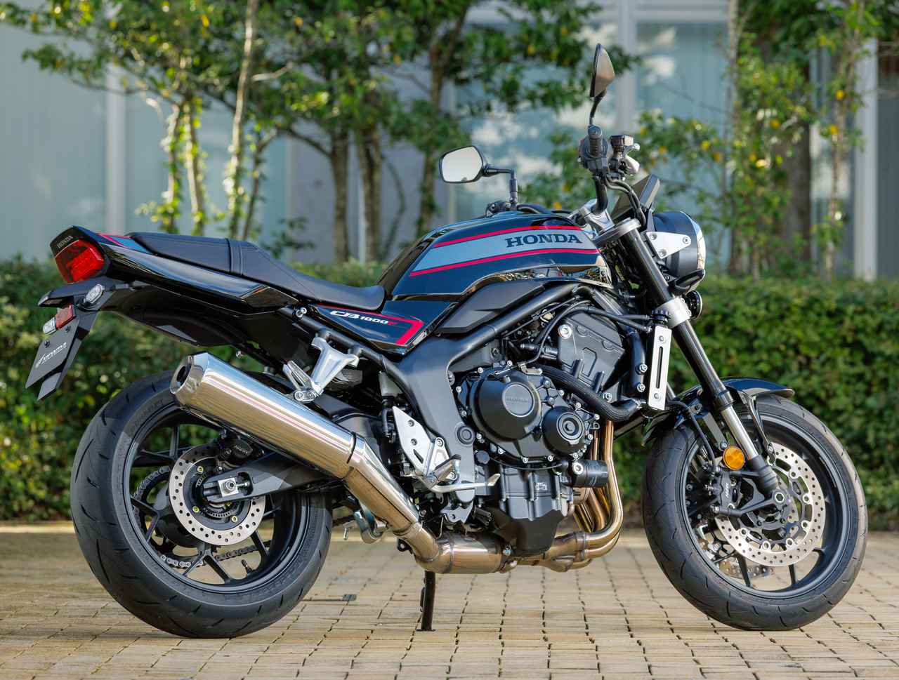 画像3: CB1000ホーネットの車体をベースとしながら、リアフレームは専用品を採用して「エフ」らしい伸びやかなシルエットを実現。往年の名車・CB750Fの特徴だった、タンクからテールカウルにかけてつながる「フローイングライン」を現代流に解釈。滑らかなサーフェスが美しいたたずまいを実現する。